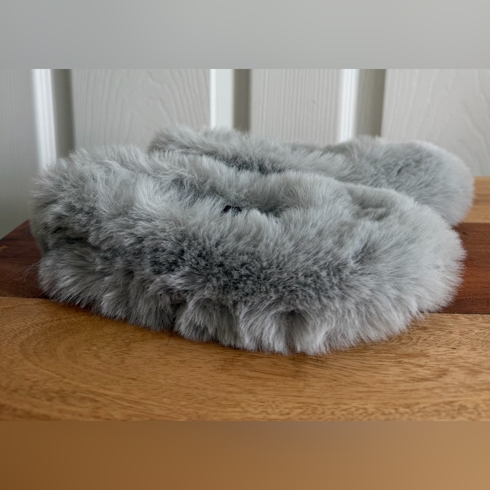 Zara Kids Soft Gray Faux Fur Ballet Flats
Zara Size 29 - Picture 5 of 8